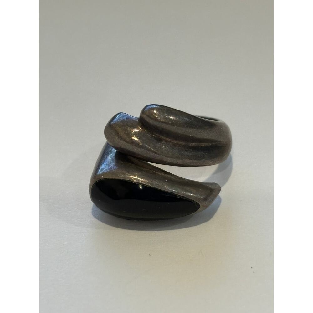 Sleek Black Stone Wrap-Style Women’s Ring